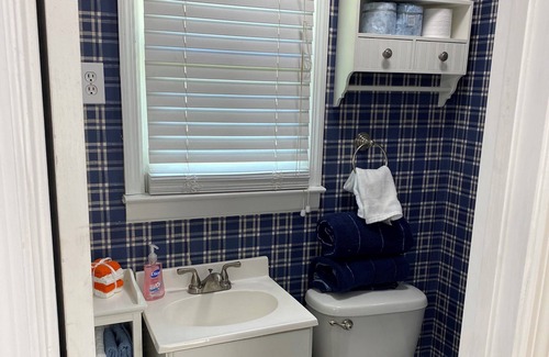 Auburn Cabaña | 3 miles from the Auburn campus and Jordan Hare Stadium!