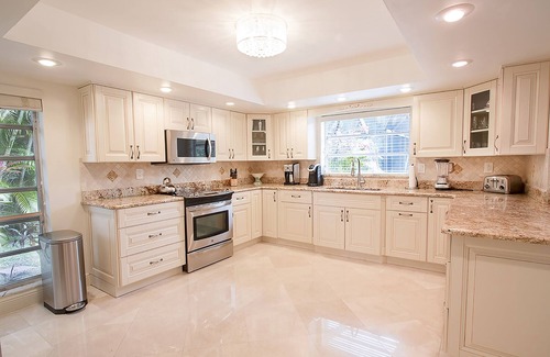 Boca Raton Casa | 3 Miles a la playa * Este Boca WIFI gratuito * Proyectado en piscina climatizada * Capacidad de hasta 8 *