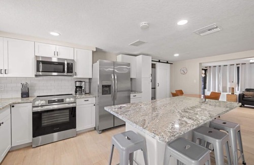 Ozona Casa | 3 miles to Honeymoon Island~ Firepit & Pool