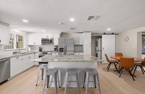 Ozona Casa | 3 miles to Honeymoon Island~ Firepit & Pool