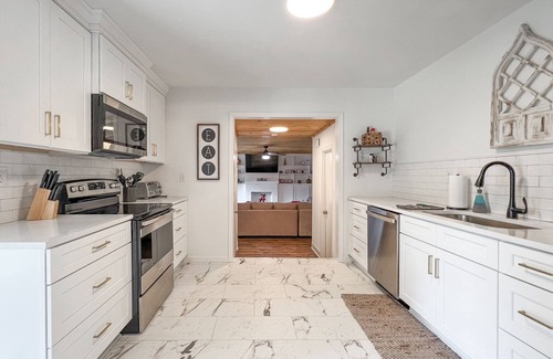 Northport Casa | 3 min drive to T-town! Big Al Blow Up, 5 TVs, Grill, 2 Living Rms, Bkyd & Patio