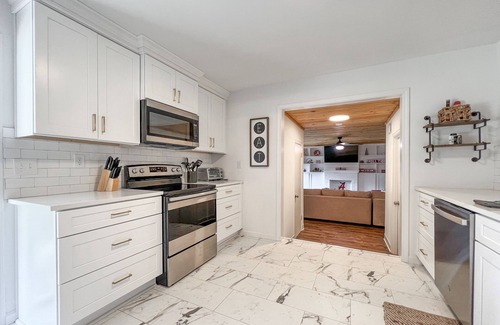 Northport Casa | 3 min drive to T-town! Big Al Blow Up, 5 TVs, Grill, 2 Living Rms, Bkyd & Patio