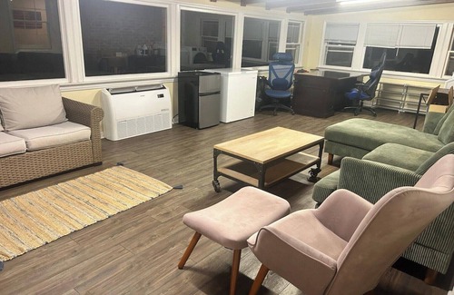 Lynchburg Casa | 3 min to LU, 85" TV, 2 Dining areas, Fenced backyard, Large Driveway