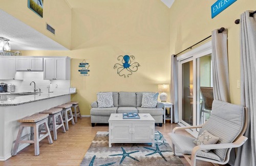 Emerald Isle Condominio | 3-min Walk to Beach! Cozy 2-Bed Condo in Emerald Isle with Heated In-Door Pool