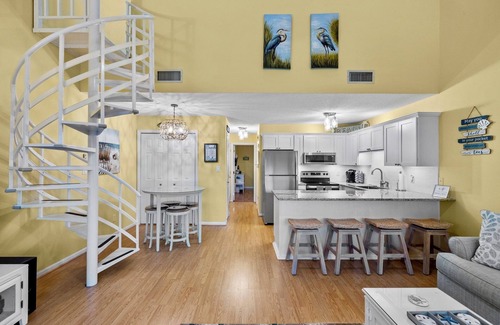 Emerald Isle Condominio | 3-min Walk to Beach! Cozy 2-Bed Condo in Emerald Isle with Heated In-Door Pool