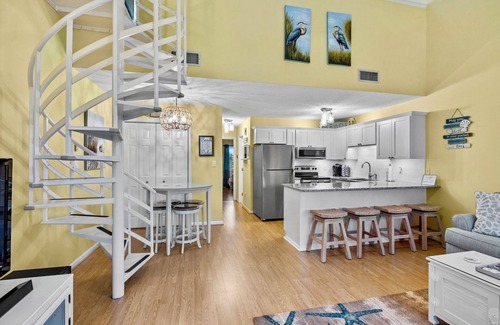 Emerald Isle Condominio | 3-min Walk to Beach! Cozy 2-Bed Condo in Emerald Isle with Heated In-Door Pool