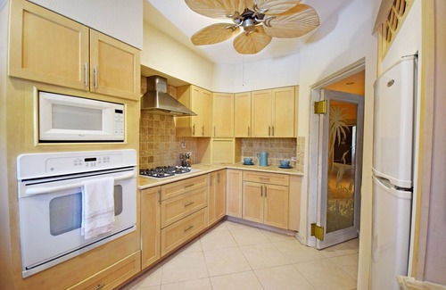 Marine Gardens Casa | 3 minutos a pie de playa - Blessed Manor 6 Bed House)