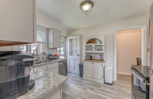 Speedway Casa | 3 min walk to IMS First Turn! King Bed - Full Kitchen - Peaceful front porch!