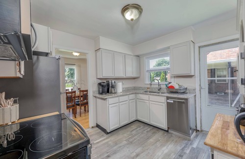 Speedway Casa | 3 min walk to IMS First Turn! King Bed - Full Kitchen - Peaceful front porch!