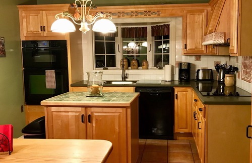 Hillcrest Casa | 3 minutos a pie de Main St, terraza y jacuzzi, sala de juegos, patio cercado - A + Comentarios