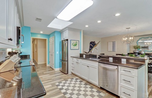 Sea Pines Casa | 12 Wren Drive / South Beach: BESTNEST by Beverly Serral * EZ Walk to Beach *