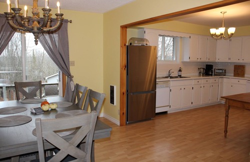 Sauble Beach Casa | 3 minute walk to 11 kms of Sauble Beach and World-Class sunsets!