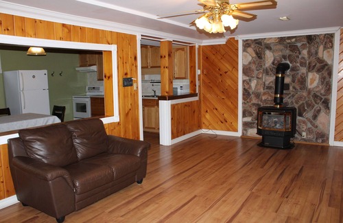 Sauble Beach Casa | 3 minute walk to 11 kms of Sauble Beach and World-Class sunsets!