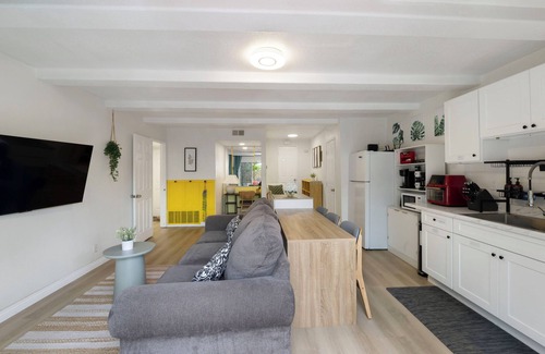 Costa Mesa Casa | 3 minutes to South Coast Plaza! Lovely garden-view retreat with King-sized bed