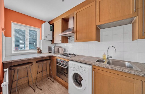 Tower Hill Casa | 3 minutes walk to Tower Bridge renovated 2 Bedrooms house with parking & garden