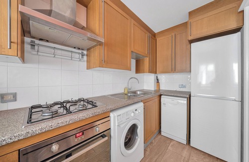 Tower Hill Casa | 3 minutes walk to Tower Bridge renovated 2 Bedrooms house with parking & garden