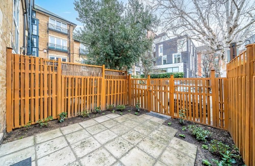 Tower Hill Casa | 3 minutes walk to Tower Bridge renovated 2 Bedrooms house with parking & garden