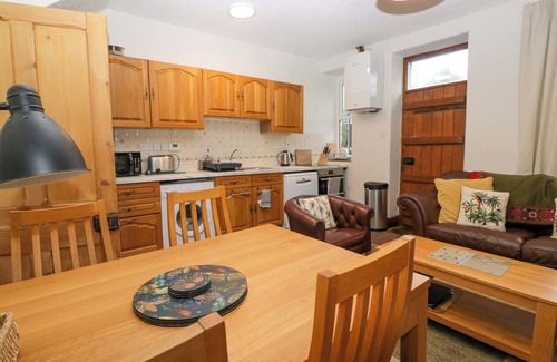 Sedbergh Cabaña | 3 MOUNTAIN VIEW, pet friendly, character holiday cottage in Sedbergh