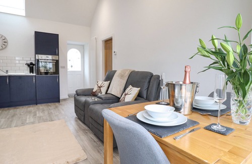 Llangefni Cabaña | 3 MOUNTAIN VIEW, pet friendly, character holiday cottage in Llangefni