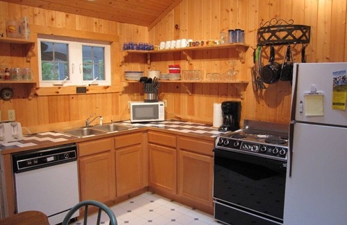 Lakeside Cabaña | ¡Tranquilo retiro junto al lago con jacuzzi privado!