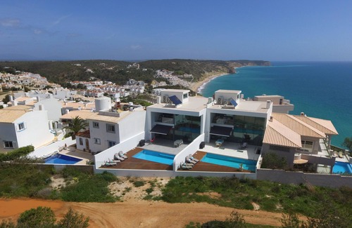Salema Villa | Villa de lujo de diseño noruego en Salema con fantásticas vistas al océano y a la naturaleza