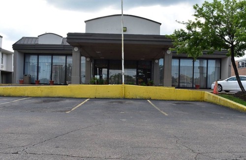 Melrose Park Casa | 3 Pet-friendly Units, Near Fashion Outlets Chicago/Cernan Earth and Space Center