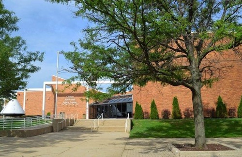Melrose Park Casa | 3 Pet-friendly Units, Near Fashion Outlets Chicago/Cernan Earth and Space Center