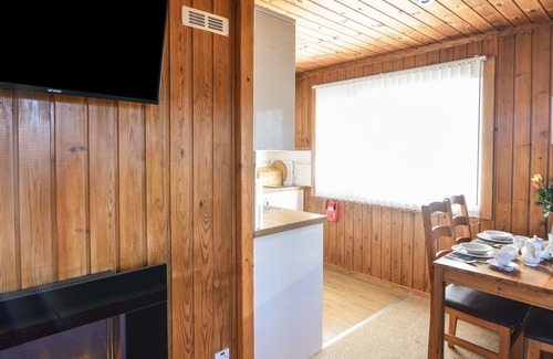 Combpyne Cabina | 3 PINEWOOD RETREAT, romantic, character holiday cottage in Lyme Regis