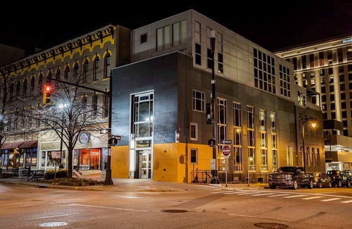 Downtown Apartamento | 3 Private King Suites - The Finnley Hotel