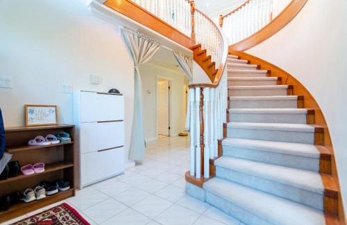 Queensborough Casa | 3 Private, spacious, bright rooms in a Gorgeous house