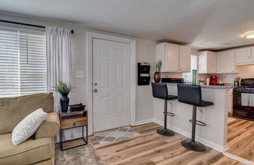 Downtown Casa | 3 Queens, 2 bedrooms, full kitchen & laundry