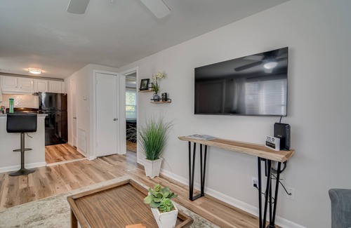 Downtown Casa | 3 Queens, 2 bedrooms, full kitchen & laundry
