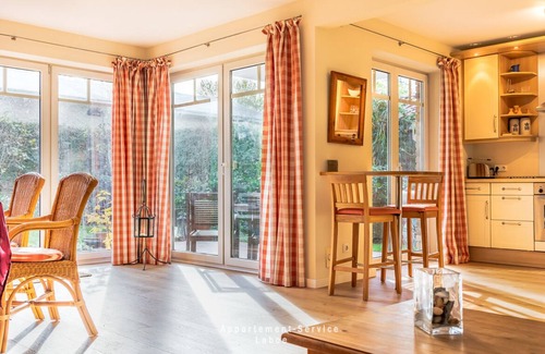 Stein Apartamento | 3- Raum-wohnung im EG. Über 80 m² für bis zu 4 Personen 2x Schlafzimmer mit Doppelbetten , Großer Wohnbereich mit Sofa und Sessel, Offene Küchenzeile mit Esseplatz, Badezimmer mit Dusche und WC, Möblierte Terrasse mit Elektrogril