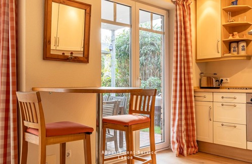 Stein Apartamento | 3- Raum-wohnung im EG. Über 80 m² für bis zu 4 Personen 2x Schlafzimmer mit Doppelbetten , Großer Wohnbereich mit Sofa und Sessel, Offene Küchenzeile mit Esseplatz, Badezimmer mit Dusche und WC, Möblierte Terrasse mit Elektrogril