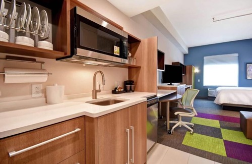 Jekyll Island Hotel | 3 Relaxing Units! Onsite Pool, Kitchen, Pets Allowed, Near Glory Beach!
