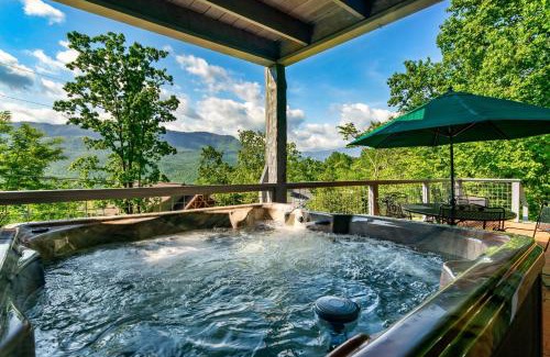 Gatlinburg - Pigeon Forge Casa | 3 Resort pools! Fire Pit! Hot Tub! Nerf Gun Wall! Arcade! Ping Pong! Pickleball!