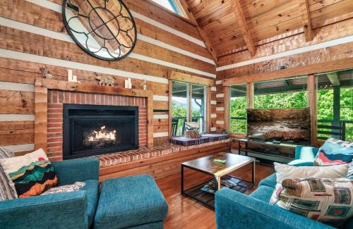 Gatlinburg - Pigeon Forge Casa | 3 Resort pools! Fire Pit! Hot Tub! Nerf Gun Wall! Arcade! Ping Pong! Pickleball!