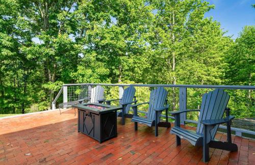 Gatlinburg - Pigeon Forge Casa | 3 Resort pools! Fire Pit! Hot Tub! Nerf Gun Wall! Arcade! Ping Pong! Pickleball!