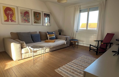 Kaiserslautern Apartamento | Apartamento DG de 3 habitaciones cerca de la universidad y los institutos