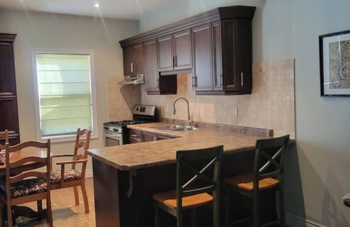 Hamilton Casa | 3 rooms at 150 Leinster : a home away from home