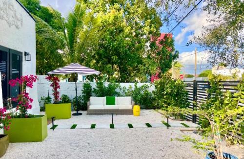 Little Haiti Apartamento | 3 SEASONS AT THE CARRINGTON 3 SEPARATE 2 Bedroom 1 Bathroom Apartments AND a 3 Bedroom 2 Bathroom Villa