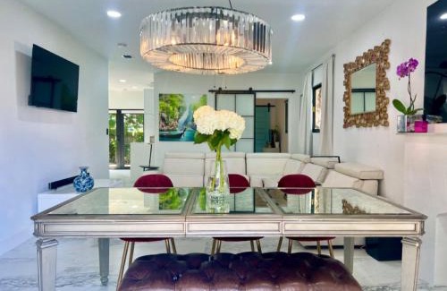 Little Haiti Apartamento | 3 SEASONS AT THE CARRINGTON 3 SEPARATE 2 Bedroom 1 Bathroom Apartments AND a 3 Bedroom 2 Bathroom Villa