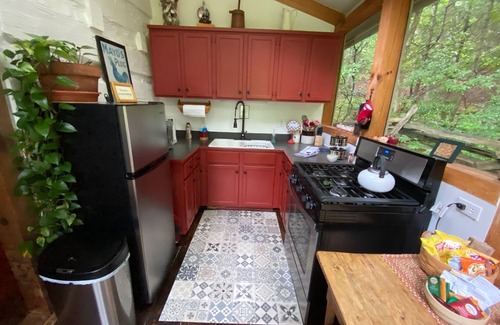 Montebello Cabina | 3 Sisters - Historic 1840 Pre-Civil War Log Cabin with sauna, hot tub & firepit!