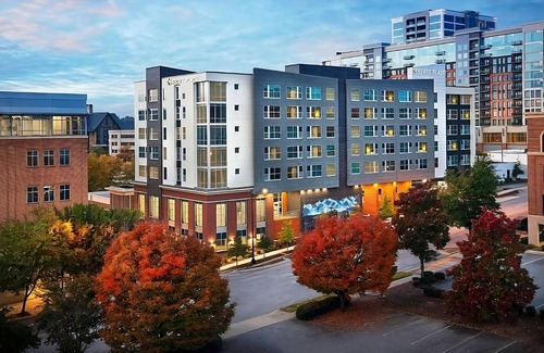 Greenville Downtown Apartamento | 3 Spacious King Rooms | Onsite Gym & Pool, Steps from Peace Center & Main Street