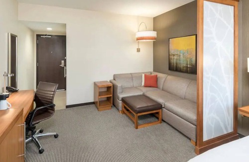 Greenville Downtown Apartamento | 3 Spacious King Rooms | Onsite Gym & Pool, Steps from Peace Center & Main Street