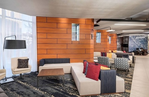 Greenville Downtown Apartamento | 3 Spacious King Rooms | Onsite Gym & Pool, Steps from Peace Center & Main Street