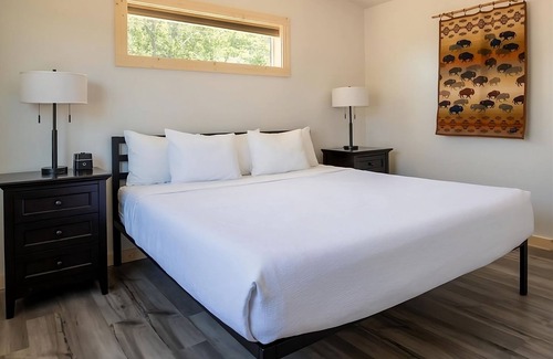 Boardman Hotel | 3 Spacious Rooms w/ King and Queen Beds, Fantastic Views of Columbia River