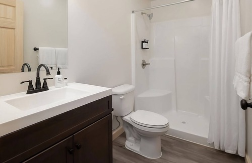 Boardman Hotel | 3 Spacious Rooms w/ King and Queen Beds, Fantastic Views of Columbia River