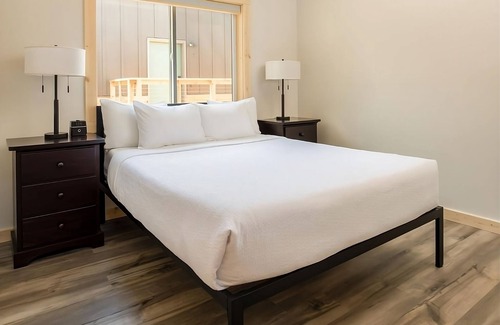 Boardman Hotel | 3 Spacious Rooms w/ King and Queen Beds, Fantastic Views of Columbia River