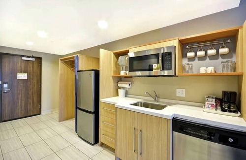 Saint Simons Island Hotel | 3 Spacious Suites Perfect for Families w/ In-Room Kitchenette - Near Beach!